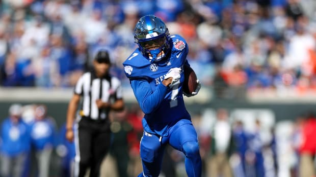 Dec 29, 2023; Jacksonville, FL, USA; Kentucky Wildcats wide receiver Barion Brown (7) runs for a touchdown against the Clemson tigers in the first quarter during the Gator Bowl at EverBank Stadium. Mandatory Credit: Nathan Ray Seebeck-USA TODAY Sports